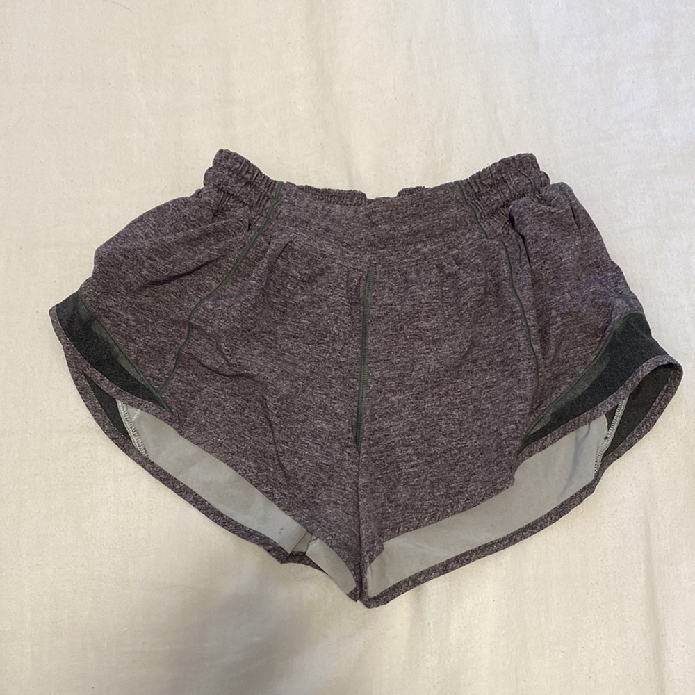 Lululemon shorty Hot Short in Gray